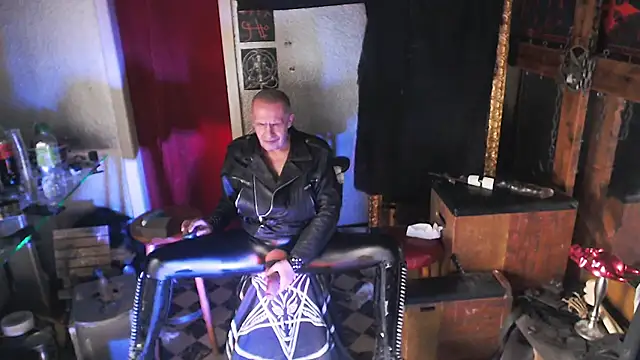 Snapshot of BULGEDEMON chatting on 02-11-26, 10:42 BULGEDEMON online show from 02-11-26, 10:42