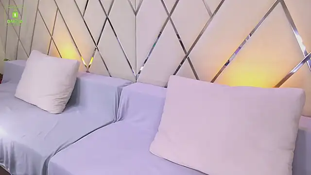 Snapshot of Ishtar_Divine chatting on 01-15-25, 04:47 Ishtar Divine online show from 01-15-25, 04:47