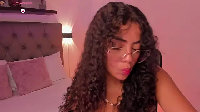 Snapshot of yaya23x chatting on 12-16-25, 01:27 yaya23x online show from 12-16-25, 01:27