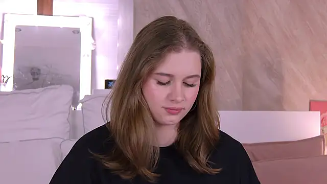 Snapshot of EllieHayes chatting on 10-17-25, 05:26 EllieHayes online show from 10-17-25, 05:26