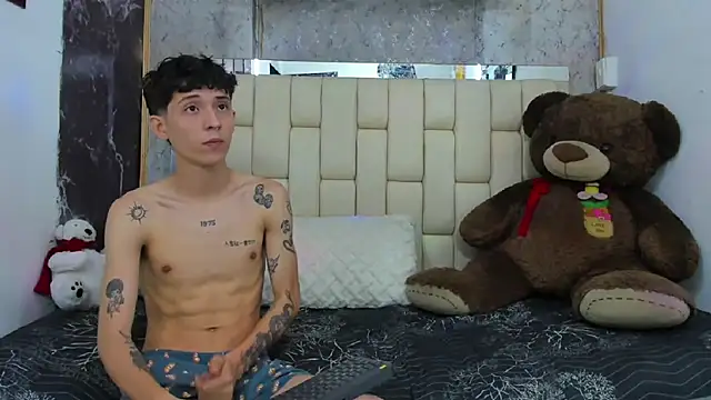 Snapshot of Bi_Latin_Boys1 chatting on 12-21-24, 11:33 Bi Latin Boys1 online show from 12-21-24, 11:33