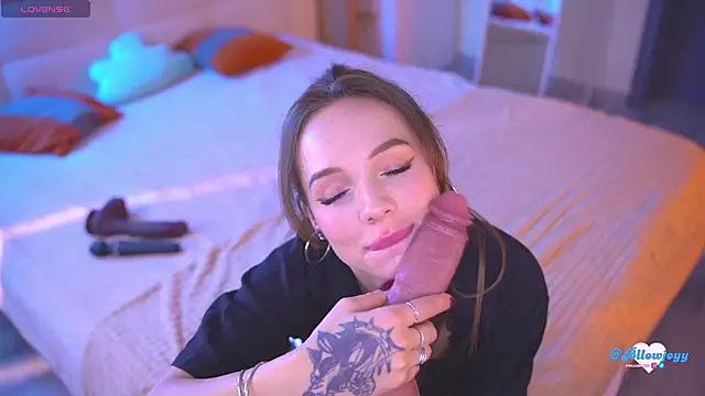 Snapshot of Bllowjoyy chatting on 10-13-25, 07:08 Bllowjoyy online show from 10-13-25, 07:08