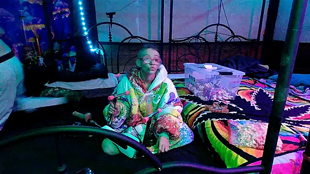 Snapshot of Stonermama666420 chatting on 10-09-25, 03:37 Stonermama666420 online show from 10-09-25, 03:37