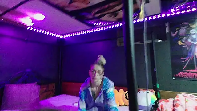 Snapshot of Stonermama666420 chatting on 12-14-25, 04:18 Stonermama666420 online show from 12-14-25, 04:18