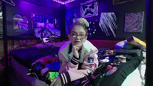 Snapshot of Stonermama666420 chatting on 12-23-25, 06:11 Stonermama666420 online show from 12-23-25, 06:11