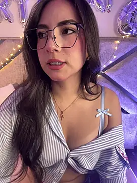 Snapshot of Melody_04 chatting on 02-18-26, 03:35 Melody 04 online show from 02-18-26, 03:35