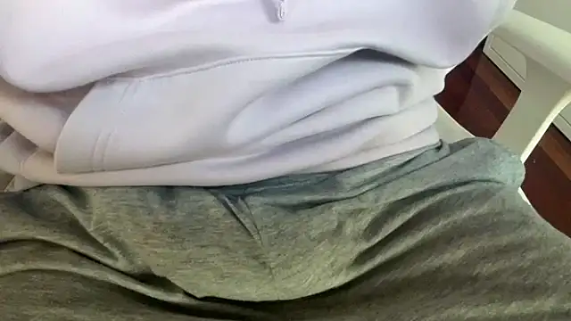 Snapshot of Axeeeeeeeeeeeel chatting on 10-28-25, 04:42 Axeeeeeeeeeeeel online show from 10-28-25, 04:42