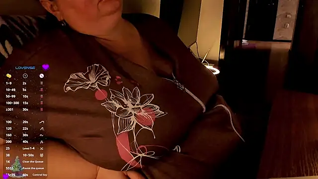 Snapshot of SexxyDreams1 chatting on 01-06-25, 06:58 SexxyDreams1 online show from 01-06-25, 06:58