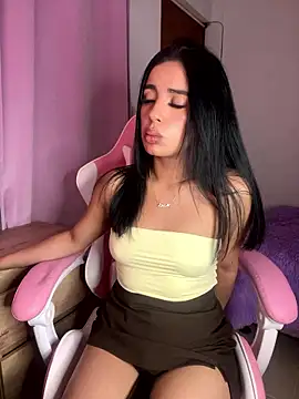 Snapshot of Emily-14 chatting on 01-10-26, 06:04 Emily-14 online show from 01-10-26, 06:04