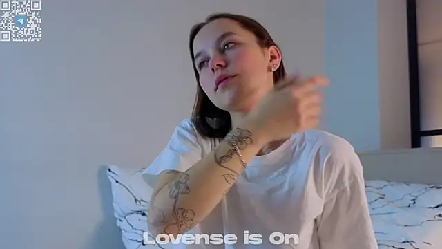 Snapshot of FalineDowlen chatting on 11-14-25, 02:54 FalineDowlen online show from 11-14-25, 02:54