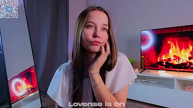 Snapshot of FalineDowlen chatting on 11-24-25, 02:00 FalineDowlen online show from 11-24-25, 02:00