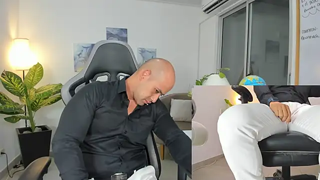 Snapshot of ryan_master_ chatting on 12-19-24, 10:13 ryan master online show from 12-19-24, 10:13