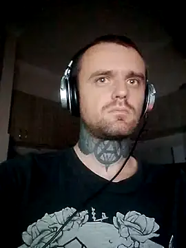 Snapshot of HappyZebra13 chatting on 11-06-25, 12:33 HappyZebra13 online show from 11-06-25, 12:33