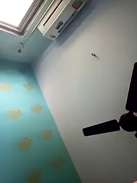 Snapshot of Smarterboytravel chatting on 01-07-25, 07:52 Smarterboytravel online show from 01-07-25, 07:52