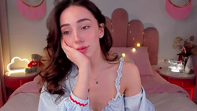 Snapshot of ElsaYoung chatting on 01-12-25, 06:17 ElsaYoung online show from 01-12-25, 06:17