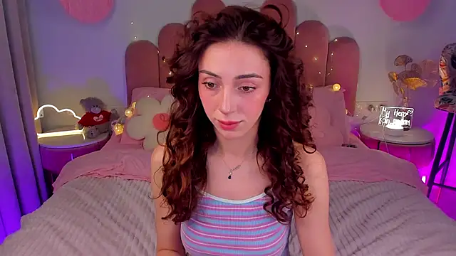 Snapshot of ElsaYoung chatting on 02-01-25, 08:26 ElsaYoung online show from 02-01-25, 08:26