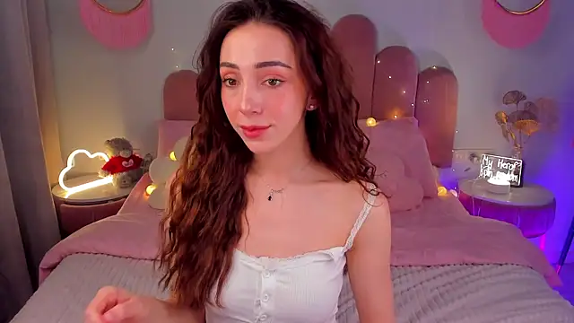 Snapshot of ElsaYoung chatting on 02-05-25, 08:25 ElsaYoung online show from 02-05-25, 08:25