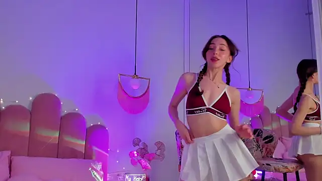 Snapshot of ElsaYoung chatting on 03-08-25, 12:22 ElsaYoung online show from 03-08-25, 12:22