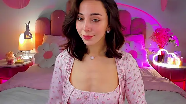 Snapshot of ElsaYoung chatting on 10-19-25, 07:25 ElsaYoung online show from 10-19-25, 07:25