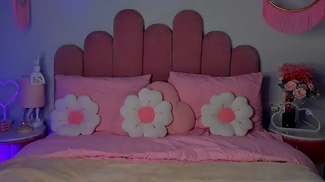 Snapshot of ElsaYoung chatting on 11-14-25, 08:18 ElsaYoung online show from 11-14-25, 08:18