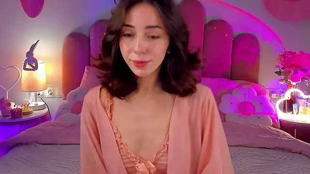 Snapshot of ElsaYoung chatting on 11-30-25, 08:13 ElsaYoung online show from 11-30-25, 08:13