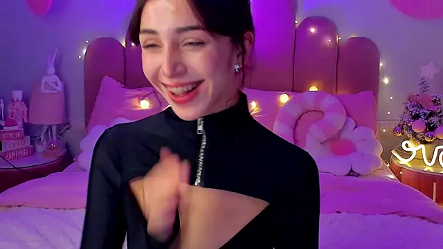 Snapshot of ElsaYoung chatting on 12-14-25, 07:51 ElsaYoung online show from 12-14-25, 07:51