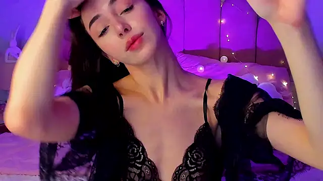 Snapshot of ElsaYoung chatting on 12-15-25, 08:24 ElsaYoung online show from 12-15-25, 08:24