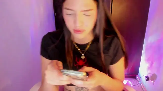Snapshot of maria_mendez_ chatting on 10-21-25, 04:13 maria mendez online show from 10-21-25, 04:13