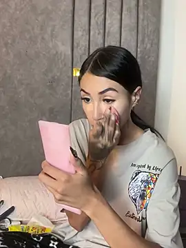 Snapshot of Cassie_howard_ chatting on 02-19-25, 02:33 Cassie howard online show from 02-19-25, 02:33