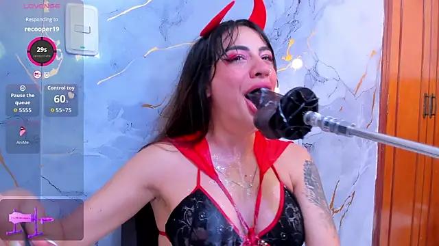 Snapshot of violett_collins_ chatting on 10-05-25, 01:48 violett collins online show from 10-05-25, 01:48