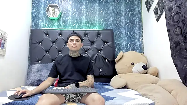 Snapshot of exotic_hot_couple chatting on 11-22-25, 01:04 exotic hot couple online show from 11-22-25, 01:04