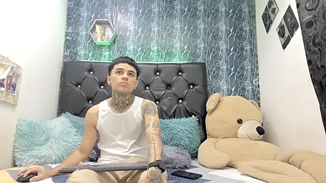 Snapshot of exotic_hot_couple chatting on 11-25-25, 10:32 exotic hot couple online show from 11-25-25, 10:32