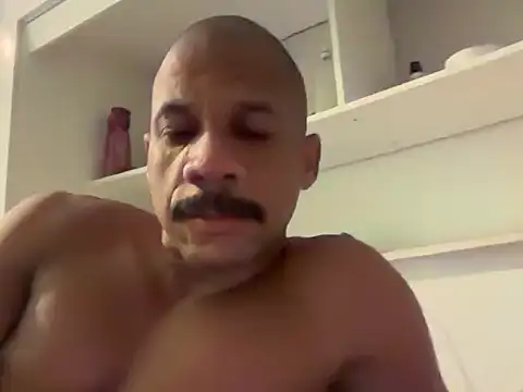 Snapshot of VHugoE chatting on 04-25-26, 12:46 VHugoE online show from 04-25-26, 12:46