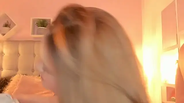 Snapshot of melanie_hh chatting on 11-25-25, 04:01 melanie hh online show from 11-25-25, 04:01