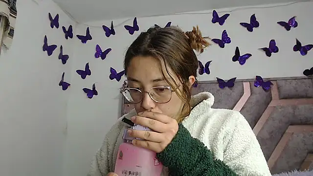 Snapshot of Anny_Fox- chatting on 11-22-25, 02:54 Anny Fox- online show from 11-22-25, 02:54