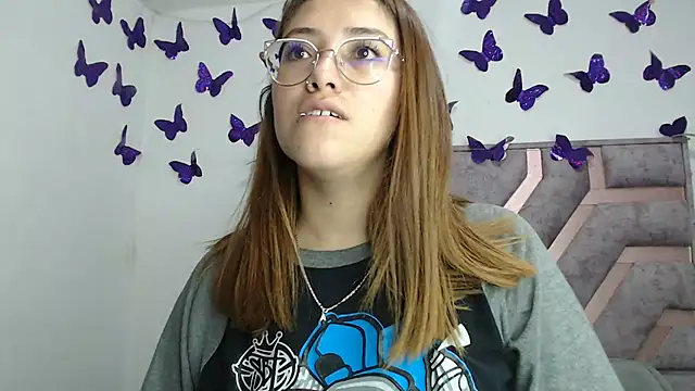 Snapshot of Anny_Fox- chatting on 11-28-25, 03:42 Anny Fox- online show from 11-28-25, 03:42