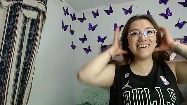 Snapshot of Anny_Fox- chatting on 12-18-25, 04:29 Anny Fox- online show from 12-18-25, 04:29