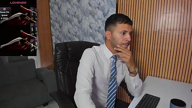 Snapshot of Hideintheoffice chatting on 11-14-25, 11:53 Hideintheoffice online show from 11-14-25, 11:53