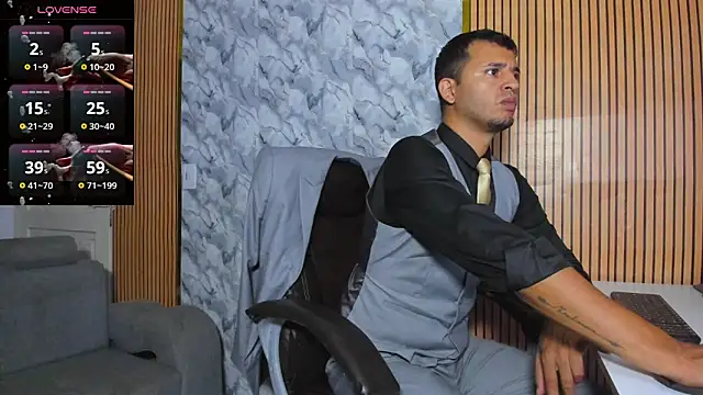 Snapshot of Hideintheoffice chatting on 11-25-25, 10:59 Hideintheoffice online show from 11-25-25, 10:59