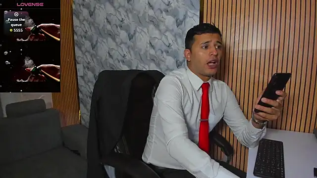 Snapshot of Hideintheoffice chatting on 12-17-25, 11:38 Hideintheoffice online show from 12-17-25, 11:38