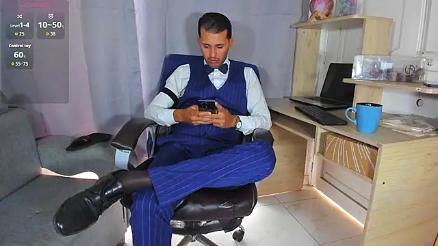 Snapshot of Hideintheoffice chatting on 04-27-26, 12:36 Hideintheoffice online show from 04-27-26, 12:36