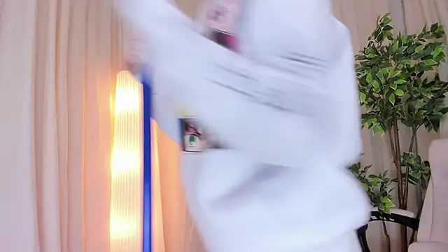 Snapshot of Maddy_bennet chatting on 02-17-25, 10:29 Maddy bennet online show from 02-17-25, 10:29