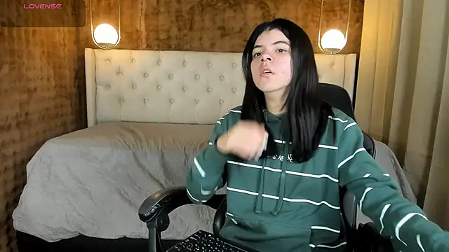 Snapshot of Maddy_bennet chatting on 03-19-25, 08:55 Maddy bennet online show from 03-19-25, 08:55