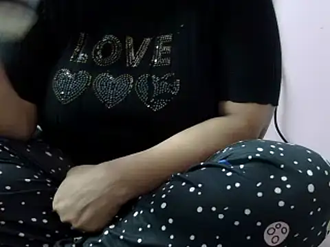 Snapshot of Housewife12 chatting on 01-02-25, 10:37 Housewife12 online show from 01-02-25, 10:37