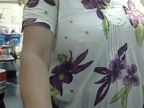 Snapshot of Housewife12 chatting on 01-10-25, 05:37 Housewife12 online show from 01-10-25, 05:37