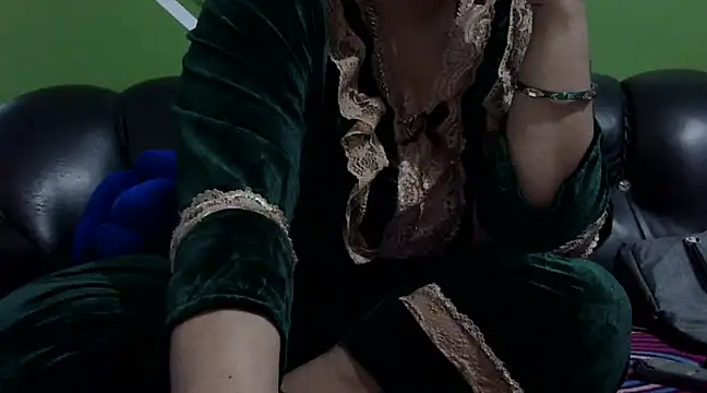 Snapshot of Housewife12 chatting on 02-08-25, 07:37 Housewife12 online show from 02-08-25, 07:37