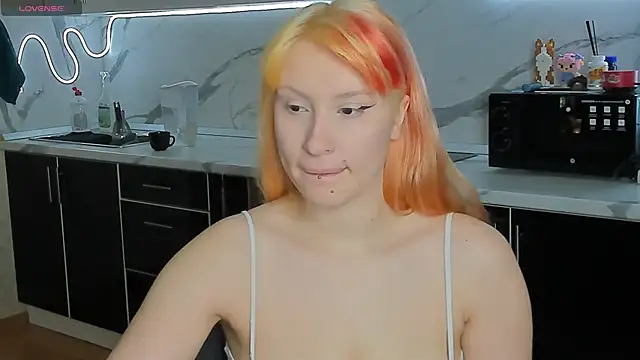 Snapshot of Sweet_white_chocolate chatting on 11-17-25, 08:31 Sweet white chocolate online show from 11-17-25, 08:31