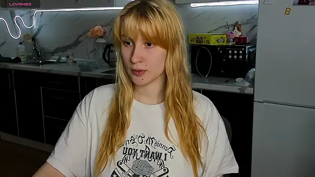 Snapshot of Sweet_white_chocolate chatting on 02-09-26, 12:03 Sweet white chocolate online show from 02-09-26, 12:03