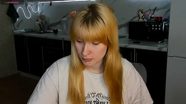 Snapshot of Sweet_white_chocolate chatting on 02-13-26, 09:44 Sweet white chocolate online show from 02-13-26, 09:44