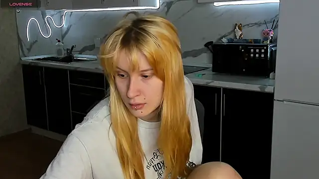 Snapshot of Sweet_white_chocolate chatting on 02-17-26, 06:10 Sweet white chocolate online show from 02-17-26, 06:10